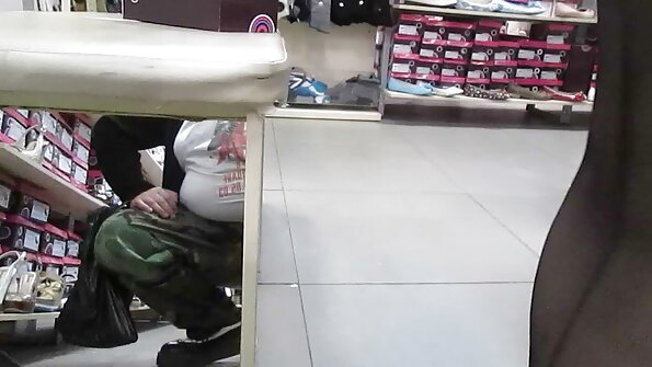 Un grup mare de oameni fac sex într-o orgie și sunt excitați