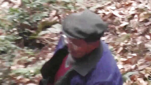 Un amator uimitor cu un corp sexy își face ejacările la gură