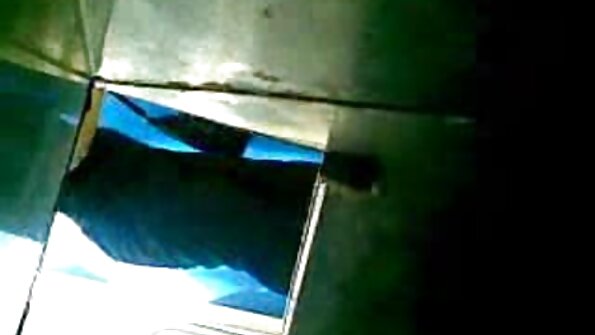 O pereche de fete care iubesc penisul știu să împartă la birou