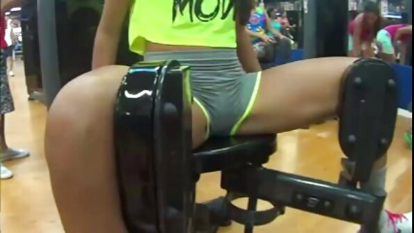 O fată cu părul de corb este văzută călărind un stâlp mare erect în această scenă