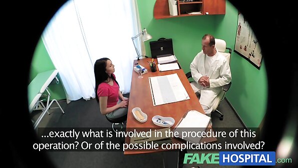 O roșcată își pune gura în jurul unui penis pentru a-l suge corect