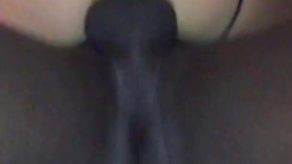 O adolescentă blondă sexy se îndreaptă spre mama ei care se face fundul