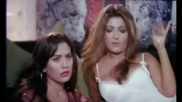 O frumusețe subțire, cu sâni mici, își ia fundul puternic