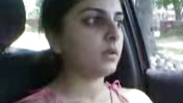 Blonda care iubește penisul primește doi dintre ei într-un grup de trei