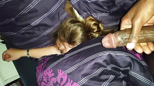 Un lucrător curajos de birou este împărtășit de patru colegi în timpul unui gangbang