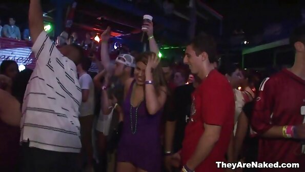 Brunetei cu sânii mari îi place când îi țin sânii