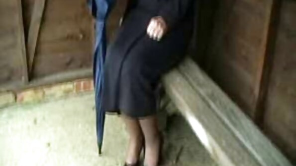 Un bimbo cu fund mare este nud în aer liber lângă piscină, călărind un cocoș