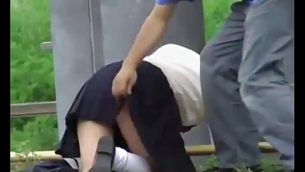 O blondă cu sâni mari își face păsărica sărutată și bătută