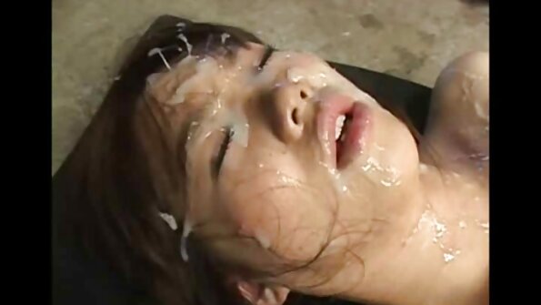 O brunetă căreia îi place să se joace cu jucăriile călărește un vibrator