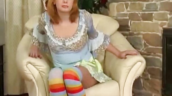 O tipă care are lenjerie fierbinte se expune pentru a pune niște cocoș