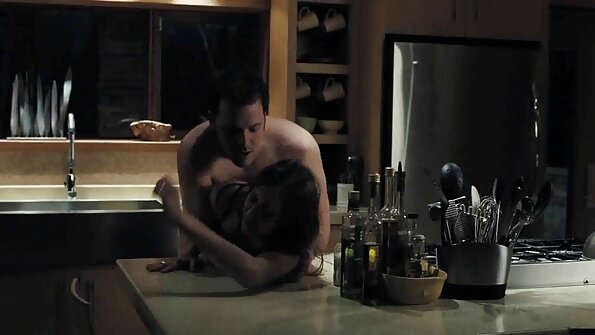 Un amator drăguț cu un corp frumos își pune gura pe o pula