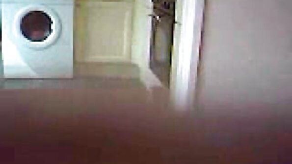 O brunetă adolescentă adorabilă cu părul creț îi face plăcere iubitului ei fierbinte