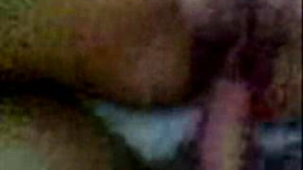 O blondă fierbinte își umple fundul complet cu o pula mare