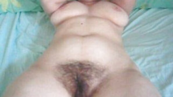 O blondă perversă primește o pula în gură pe care să o suge