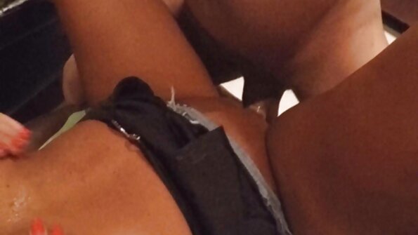 O curvă stacojie cu un fund mare primește atenție în grădină