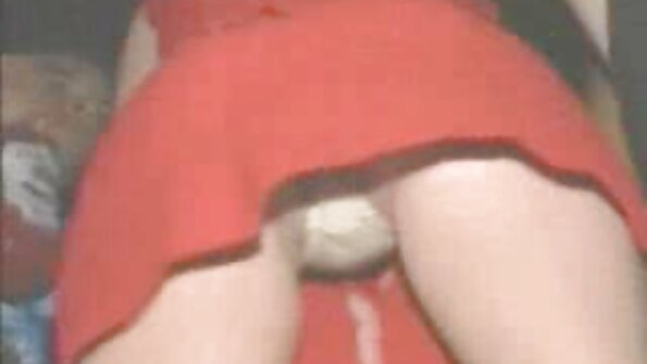 O blondă sexy este deasupra unui penis dur călărind ca o cowgirl