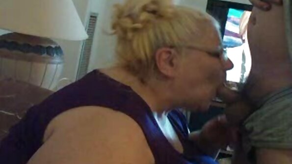 O amantă sexy cu ciorapi își face păsărica