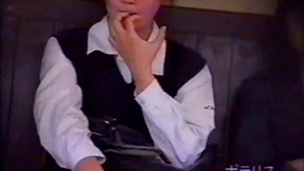 Roșcată asiatică își ia cu țâțe stud, apoi este lovită