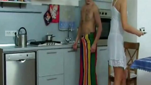 Brunetei iubesc jocurile anale ca și cum clitorisul ei ar fi în fund