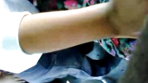 O adolescentă brunetă este lovită tare de fostul iubit în spatele camerei