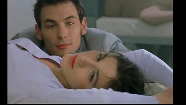 O fetiță care are sânii mari care sărită își lucrează gura fierbinte pe penis