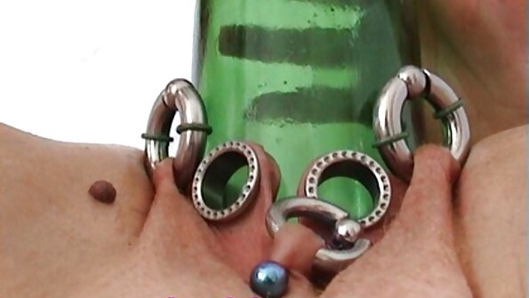 O tipă neagră cu un rack sexy este pătrunsă până la capăt