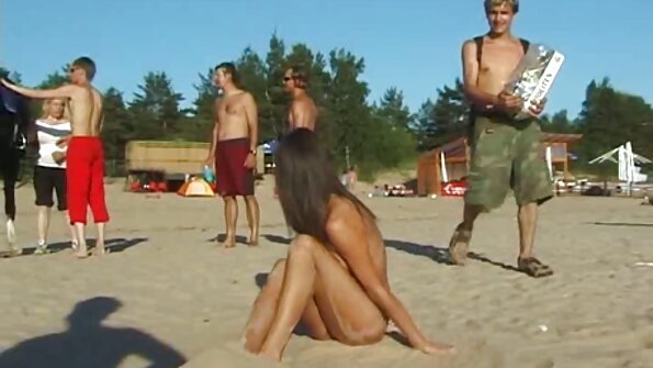 O blondă cu tatuaje are păsărică furioasă în bucătărie