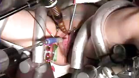 O brunetă cu sânii ascuțiți i se lovește puternic azi