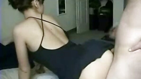 O tipă care iubește sexul dur se distrează cu partenerul ei pe pat
