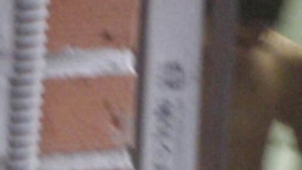 O tipă cu o păsărică drăguță este furată de un tip puternic cu o pula mare