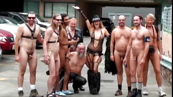 O tipă cu niște sâni falși mari este futută în bucătărie