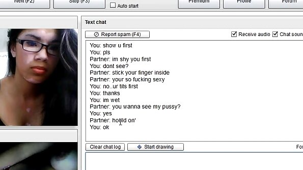 O prințesă adorabilă cu sâni mari suge un cocoș și îl mângâie