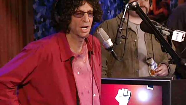 Un minx fierbinte cu o păsărică cu buze este futut anal