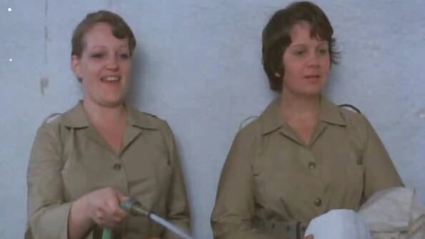 O doamnă perversă cu sâni mari primește o pula neagră în ea