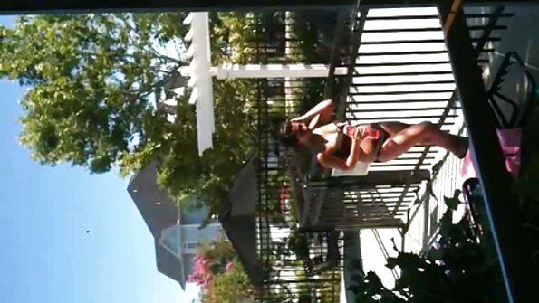 O tipă sexy cu o pradă drăguță este lovită de tatăl ei vitreg