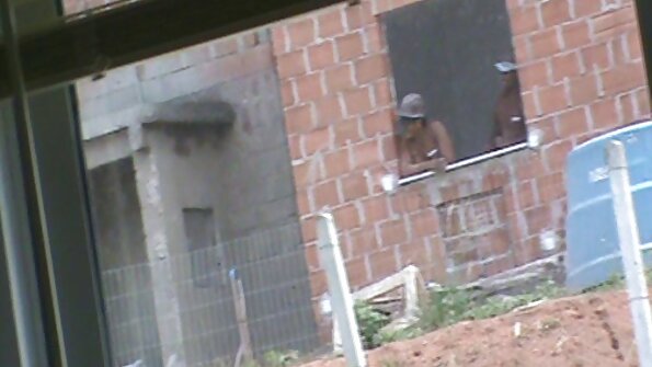 Un lucru sexy este să-i pătrundă fundul într-un trio cu băieți