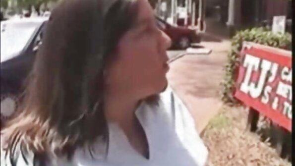 O vulpiră sexy primește o pula mare de la un tip mult mai în vârstă