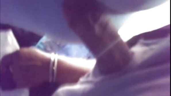 O brunetă adolescentă care își iubește prietenii face un trio