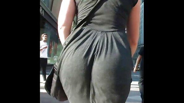 O adolescentă se află în fața oglinzii și primește o pula în pizdă