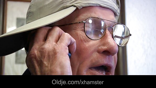 O femeie se acoperă cu vopsea pentru corp și apoi este fuita