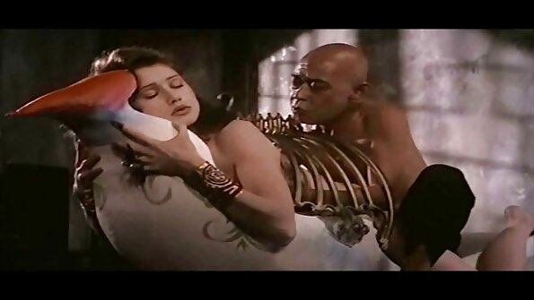 Corpul feței de păpușă blondă are două găuri care trebuie să fie deținute