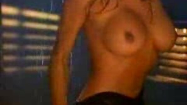 O cățea cu fund mare căreia îi place să-și atingă fundul este masată