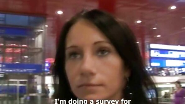 O jucărie sexuală mare intră în această cățea brunetă fierbinte aici