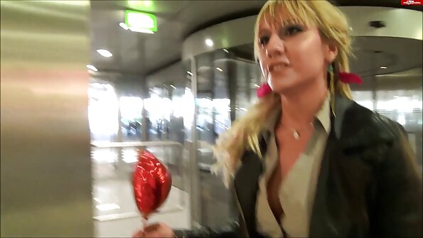 O nebună cu părul negru își deschide păsărica păroasă pentru a fi futută