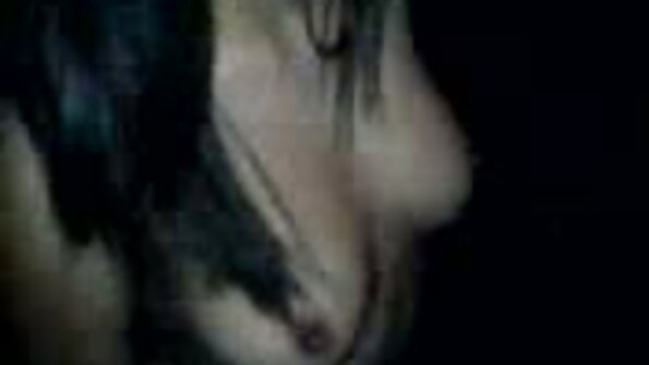 O blondă care are sânii mari își pune păsărica în jurul unei penisuri