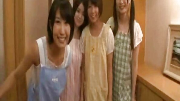 O blondă cu un fund rotund i se înfige o pula în ea