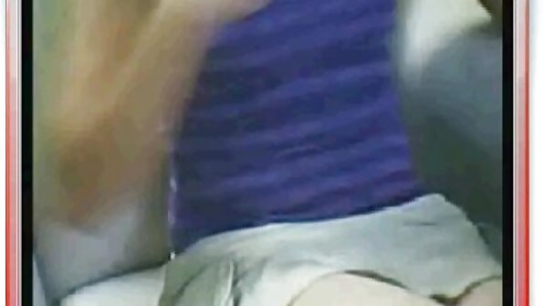 O blondă cu sâni uriași își umple păsărica cu o tijă