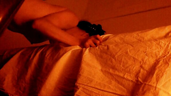 O curvă bustină care iubește să se expună călărește un taur mecanic