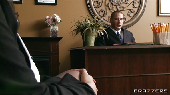 O tipă care iubește anal este pătrunsă de doi bărbați aici