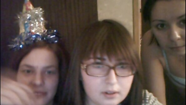 O drăguță linge un vibrator mare și se masturbează cu el mai târziu